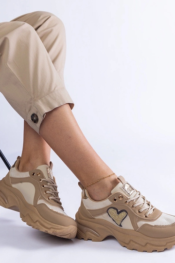 Martinez‘ braune Plateau-Sneaker mit Herz-Print