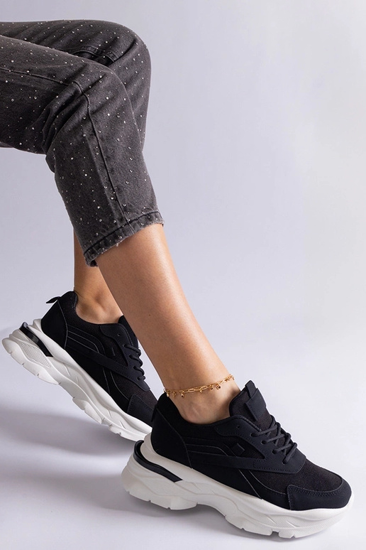 Schwarze Sneaker mit dickerer Sohle...