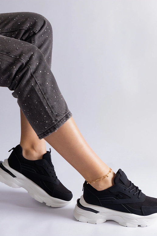 Schwarze Sneaker mit dickerer Sohle...