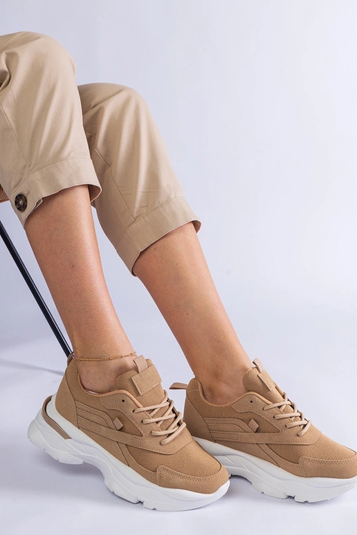 Braune Sneakers mit dickerer Sohle...