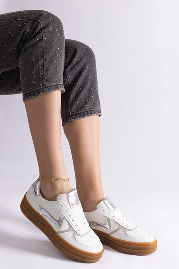 Weiße und silberne Sneaker mit Gummisohle Quica