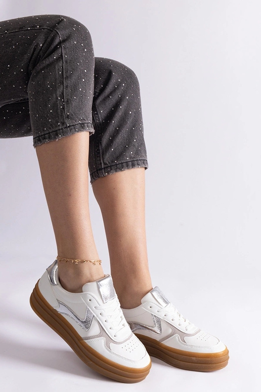 Weiße und silberne Sneaker mit...