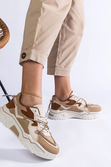 Braune Sneakers verziert mit Valdez Zirkonschnur 2