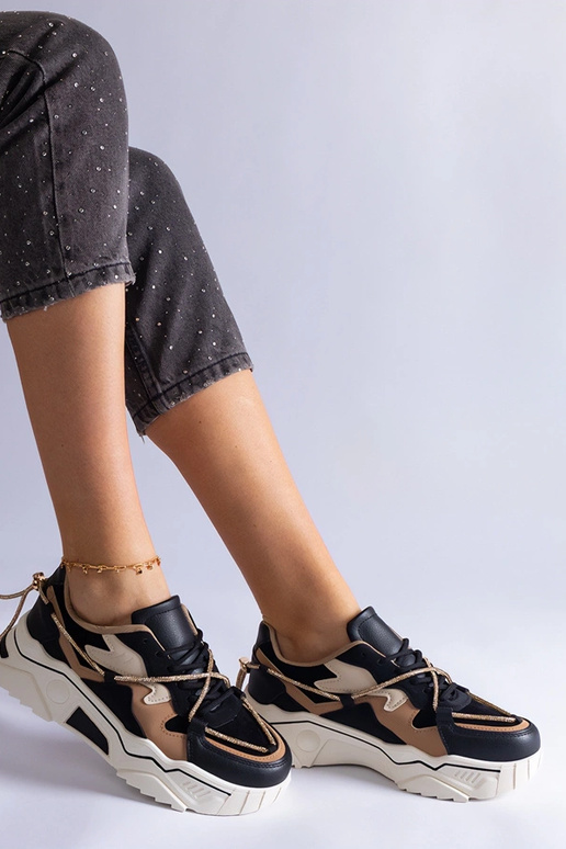 Schwarze Sneakers verziert mit Valdez...