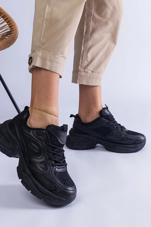 Schwarze Sneaker mit massiver Adom-Sohle