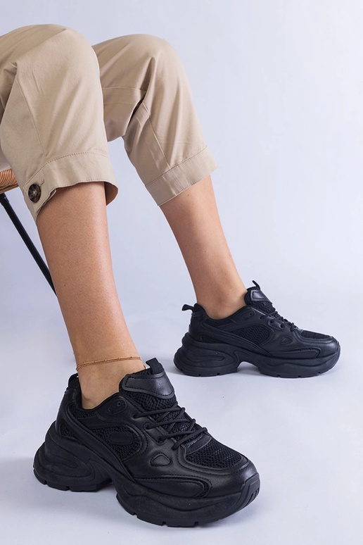 Schwarze Sneaker mit massiver Adom-Sohle