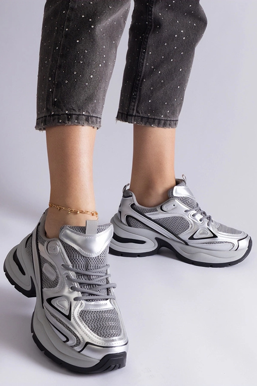 Silberne Sneaker mit massiver Adom-Sohle