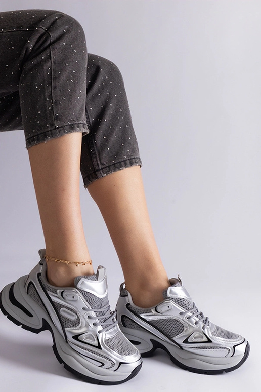 Silberne Sneaker mit massiver Adom-Sohle