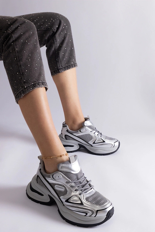 Silberne Sneaker mit massiver Adom-Sohle