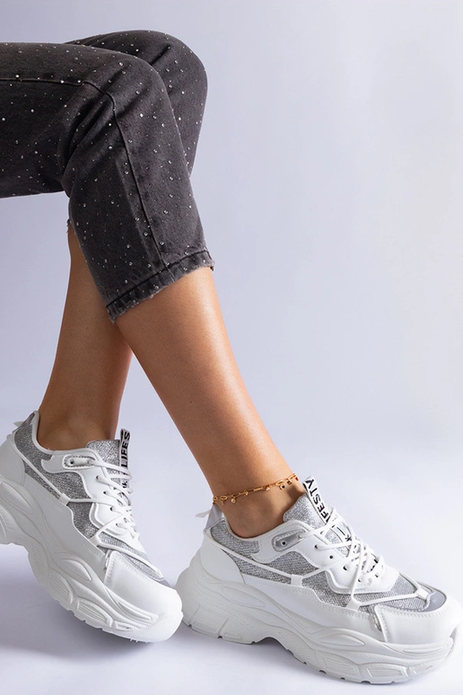 Weiße Sneakers mit Glitzereinsätzen...