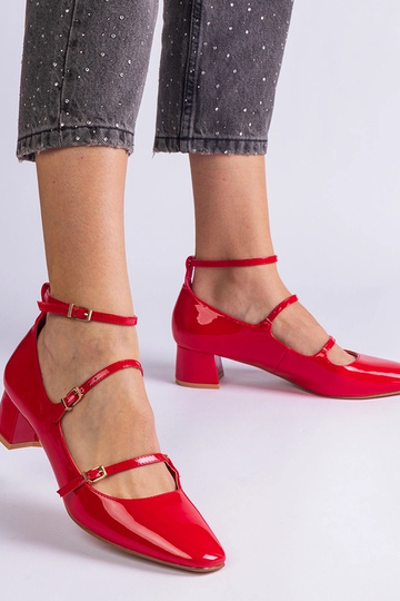 Rote Lackpumps mit Riemen Hermana 2