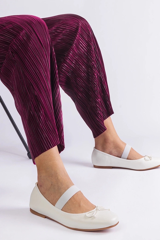 Weiße Ballerinas mit Gummizug und...