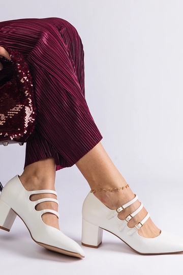 Weiße Pumps mit Blockabsatz... 2