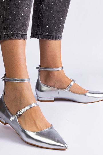 Silberne flache Pumps mit...