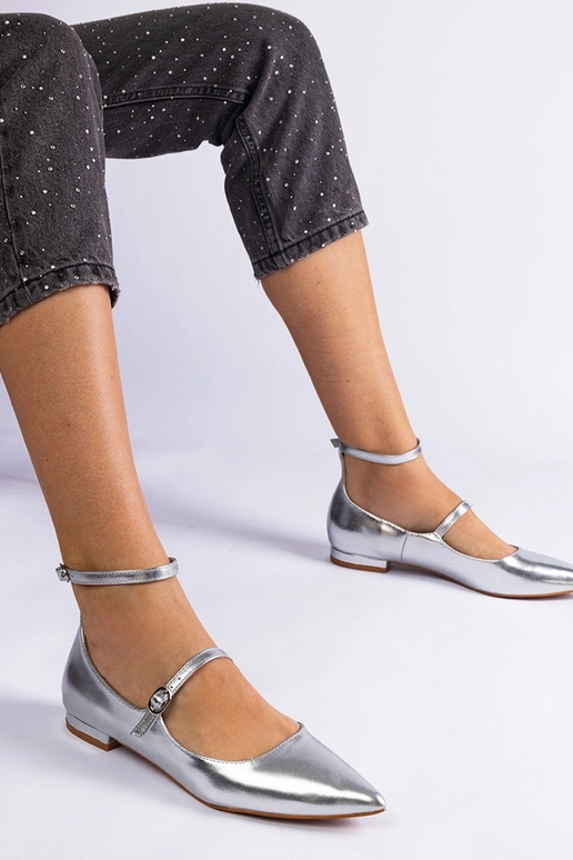 Silberne flache Pumps mit Schnallen...