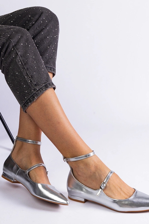 Silberne flache Pumps mit Schnallen...