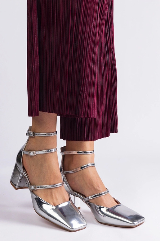 Silberfarbene Lackpumps mit...