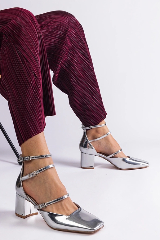 Silberfarbene Lackpumps mit...