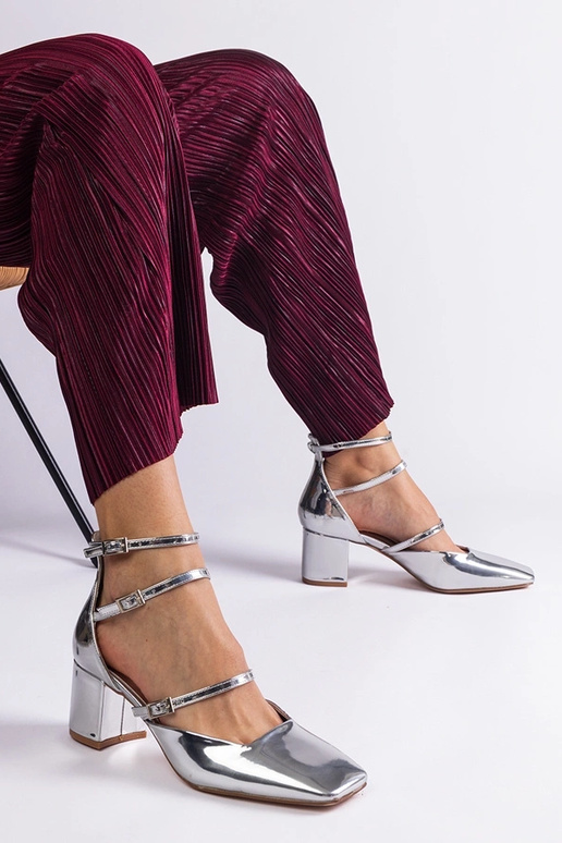Silberfarbene Lackpumps mit...