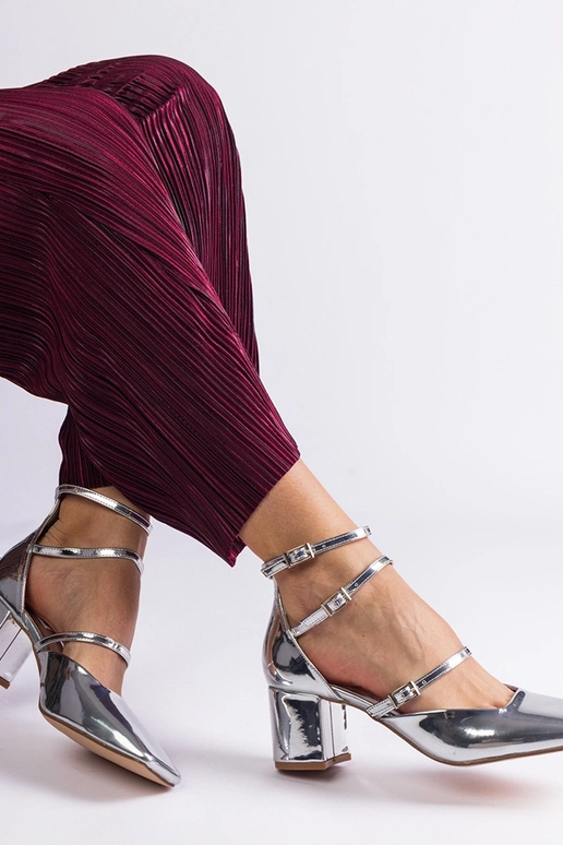 Silberfarbene Lackpumps mit...