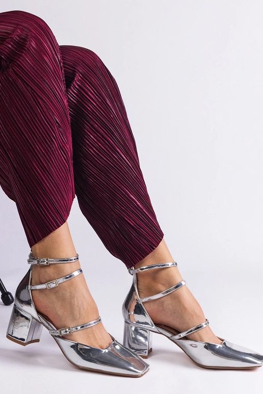Silberfarbene Lackpumps mit...