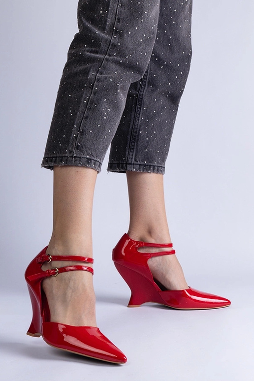 Rote Lackpumps auf Keilabsatz mit...