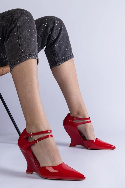 Rote Lackpumps auf Keilabsatz mit...