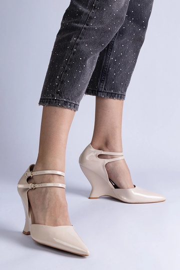 Beige Lackpumps auf Keilabsatz mit Schnallen von Vizario 2