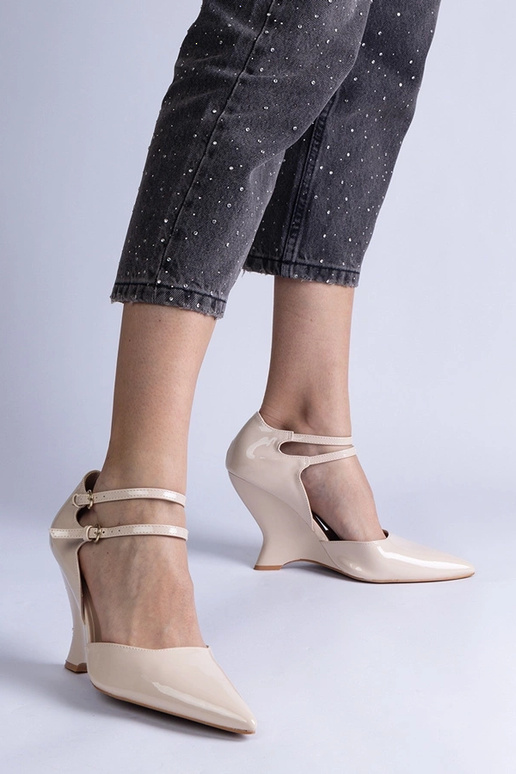 Beige Lackpumps auf Keilabsatz mit...