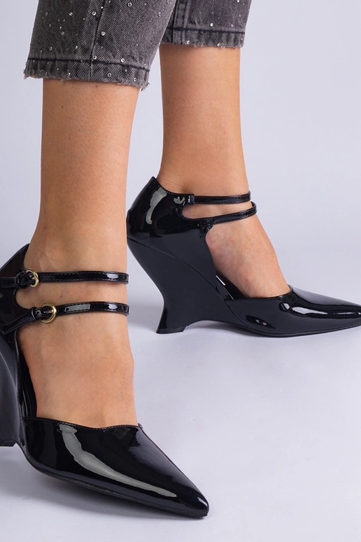 Schwarze Lackpumps auf Keilabsatz mit...