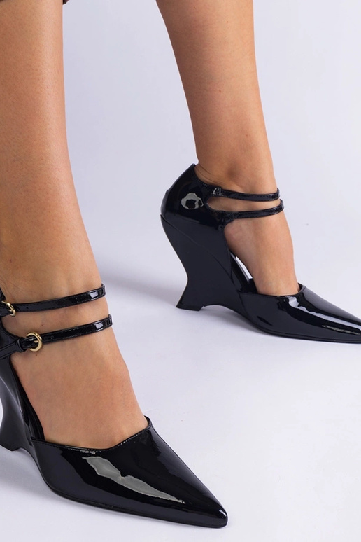 Schwarze Lackpumps auf Keilabsatz mit...