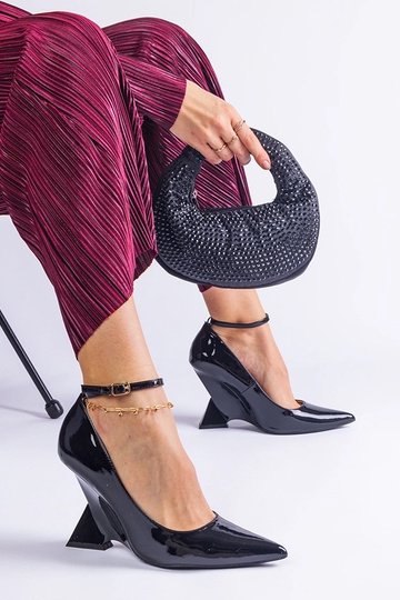 Schwarze lackierte Wedges...