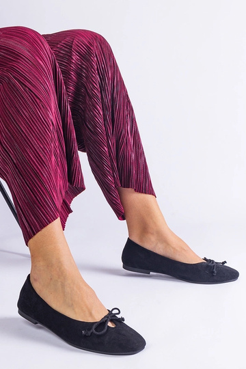 Schwarze Ballerinas mit dekorativer Schleife Pollinos