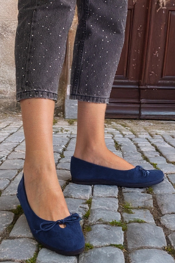 Marineblaue Ballerinas mit dekorativer Schleife Pollinos