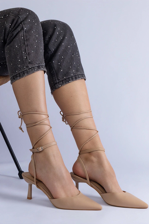 Beige offene Stilettos um den Knöchel...