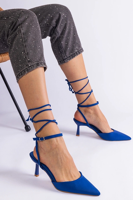 Blaue offene Stilettos um den Knöchel...