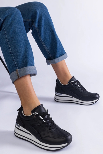 Schwarze Plateau-Sneaker...