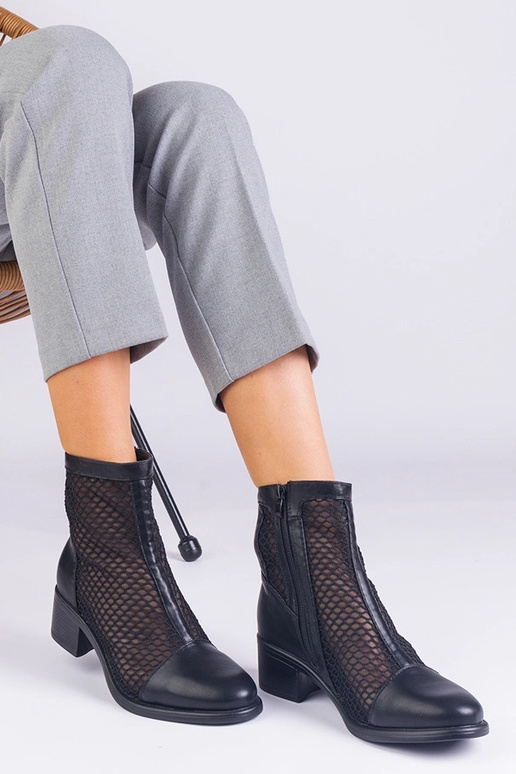 Schwarze Stiefeletten aus Netzstoff... Schwarze Stiefeletten aus Netzstoff...