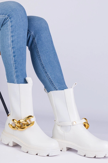 Weiße Stiefeletten verziert mit einer massiven Florisenda-Kette