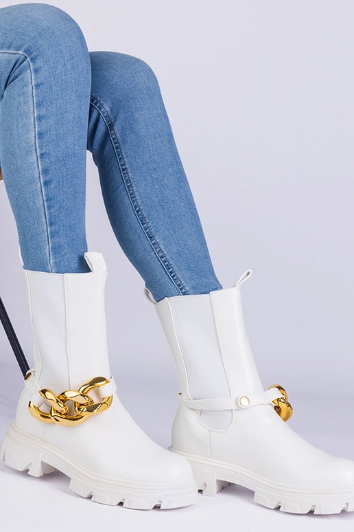 Weiße Stiefeletten verziert mit einer...