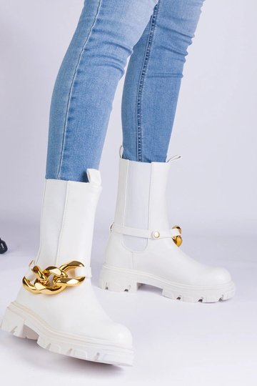Weiße Stiefeletten verziert mit einer massiven Florisenda-Kette 2