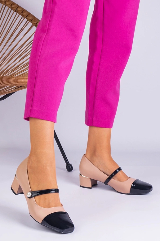 Beige Lack-Zehenpumps mit Blockabsatz...