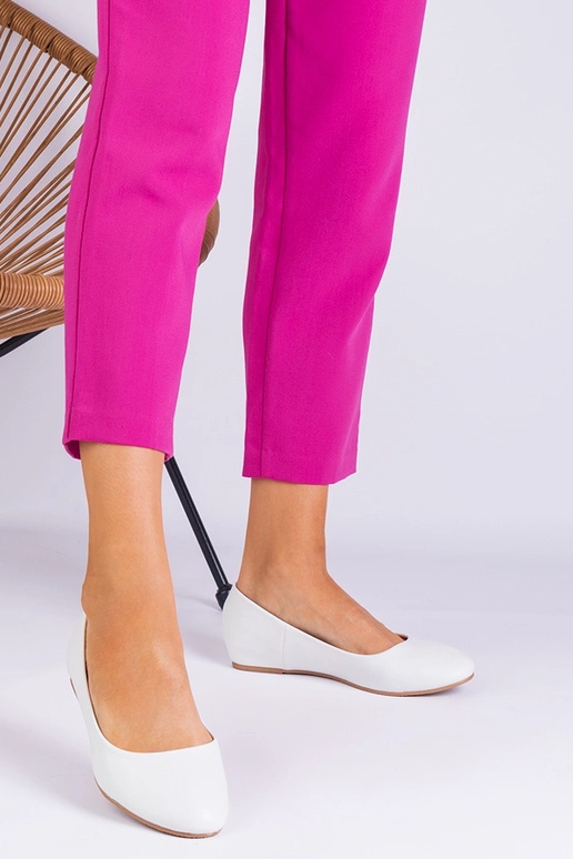 Weiße Ballerinas mit verstecktem... Weiße Ballerinas mit verstecktem...