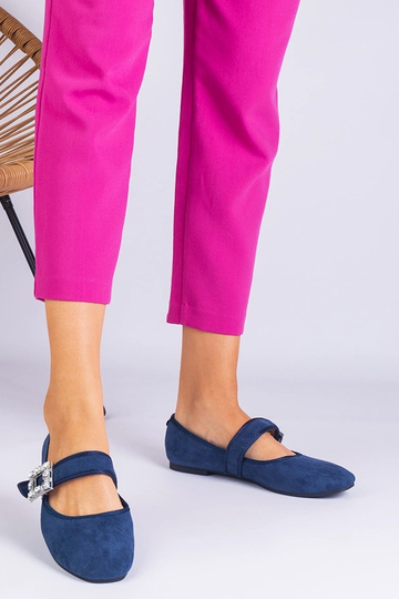 Marineblaue Ballerinas mit einer Demetra-Kristallschnalle verziert 2