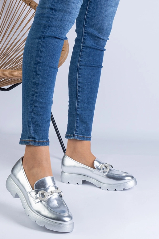 Silberne klassische Halbschuhe mit... Silberne klassische Halbschuhe mit...