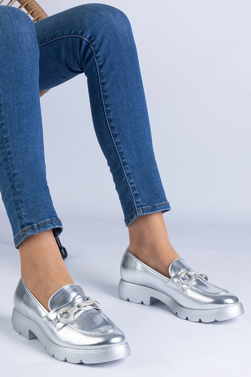 Silberne klassische Halbschuhe mit... Silberne klassische Halbschuhe mit...