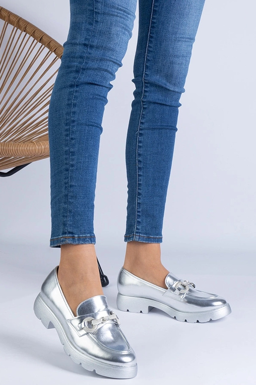 Silberne klassische Halbschuhe mit... Silberne klassische Halbschuhe mit...