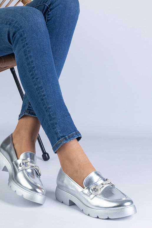 Silberne klassische Halbschuhe mit... Silberne klassische Halbschuhe mit...