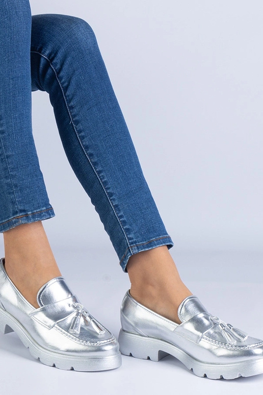 Silberne klassische Schuhe mit... Silberne klassische Schuhe mit...