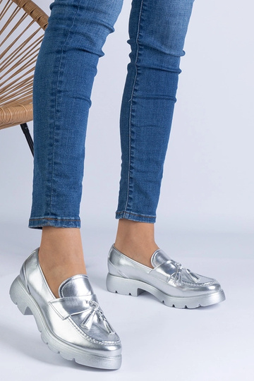 Silberne klassische Schuhe mit Fransen Esitta 2